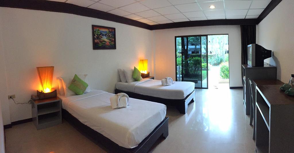 Bamboo Beach Hotel & Spa Patong Екстер'єр фото