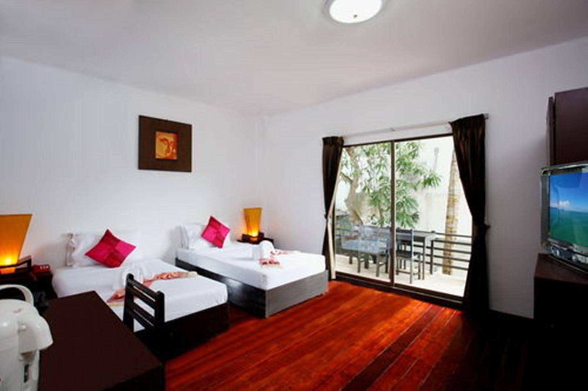 Bamboo Beach Hotel & Spa Patong Екстер'єр фото